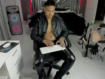 Stripchat Live Sex Cam of master_leather