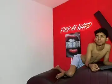 Stripchat Sex Cam of TWINKS_FRIENDS