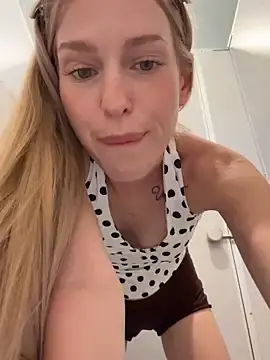 Stripchat Watch Live Sex Cams of kira_mia