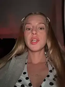 Stripchat Sex Cam of kira_mia